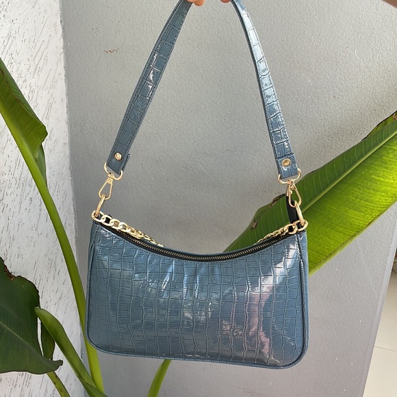 ✨❣️ Super cute blue baguette sling bag in croc texture - Picture 3 of 5